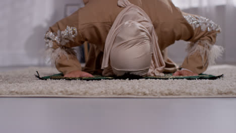 Nahaufnahme-Einer-Muslimischen-Frau-Mit-Hijab-Zu-Hause,-Die-Kniend-Auf-Einer-Gebetsmatte-Betet-2